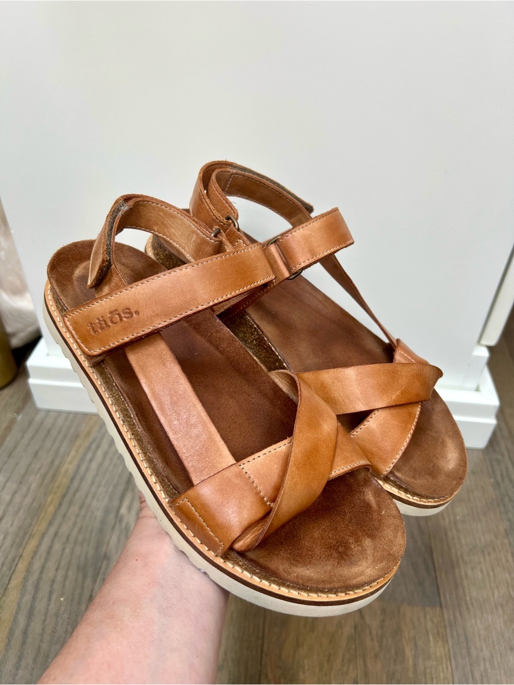 Taos Sideways Leather Sandals Brown Womens Size 8-8.5  EU39  Casual Comfort Shoe
